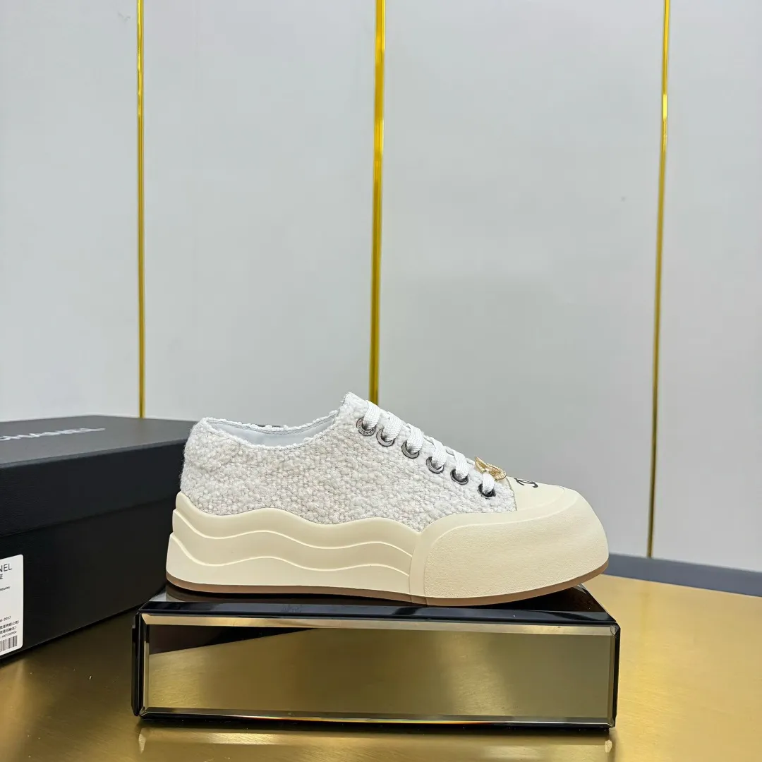 👟👟Ex-factory price 560👟👟 Top version, original quality! ! ! Chanel Chanel - 2025 biscuit shoes, the top casual sports shoes in the counter, this classic design; the upper is electro-embroidered with a variety of craftsmanship; the outsole is fashionable and sporty; the extraordinary inclusion of a variety of color elements... The diversified mix and match is very good-looking and versatile, casual, fashionable, sports, and outdoor can be taken into account... ꫛꫀꪝ Go➫ Material: ❶Upper: Original first-layer cowhide ❷Inner: Sheepskin ❸Outsole is based on: original TPU combination outsole, full set of boutique packaging for women 35–41 👉